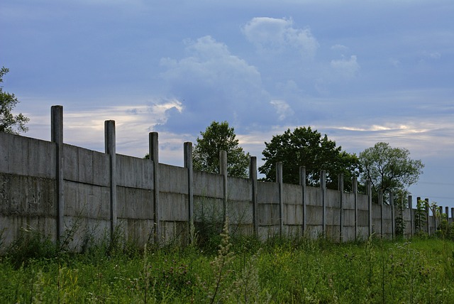Starý betonový hyzdící plot