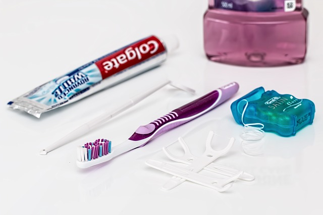 dentální nit, kartáček a pasta
