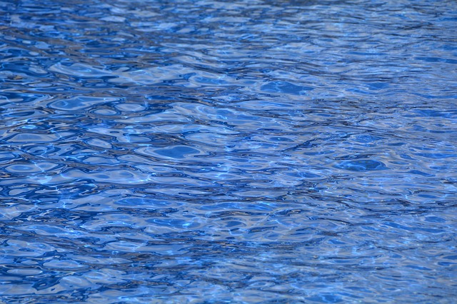 tmavě modrá voda