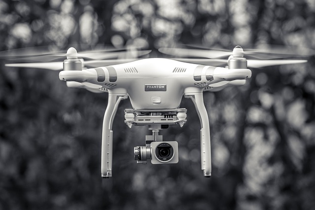 letící dron s kamerou